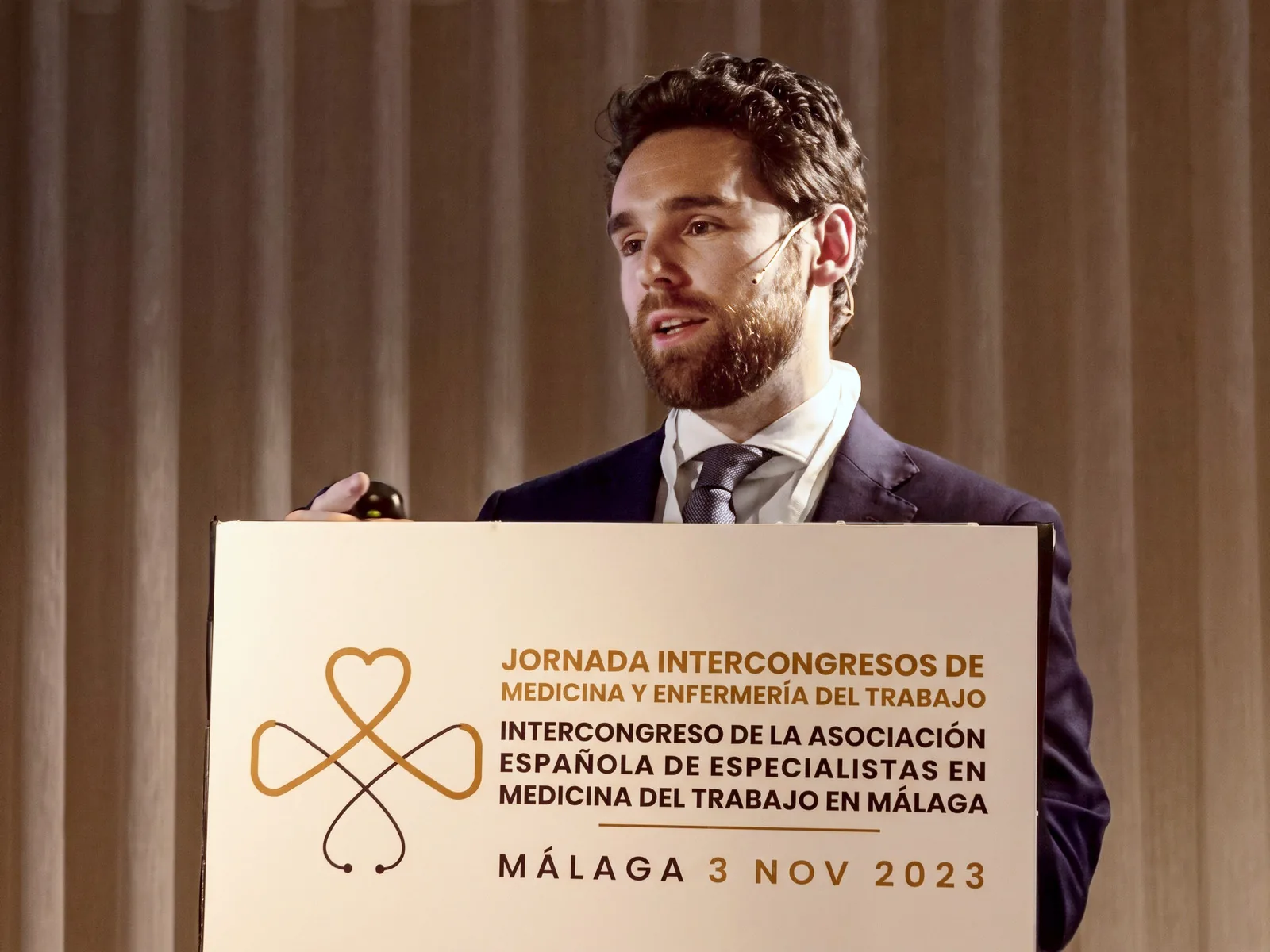 Carlos Pascual Adell, durante su ponencia en el congreso de Medicina del Trabajo de la AEEMT, en Málaga