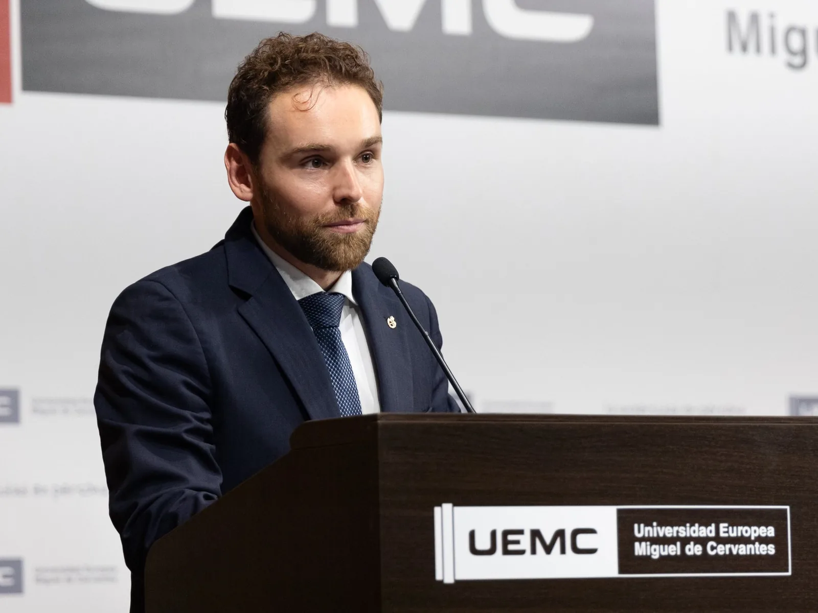 Carlos Pascual Adell, como padrino honorario de promoción, en el atril de la Universidad Europea Miguel de Cervantes